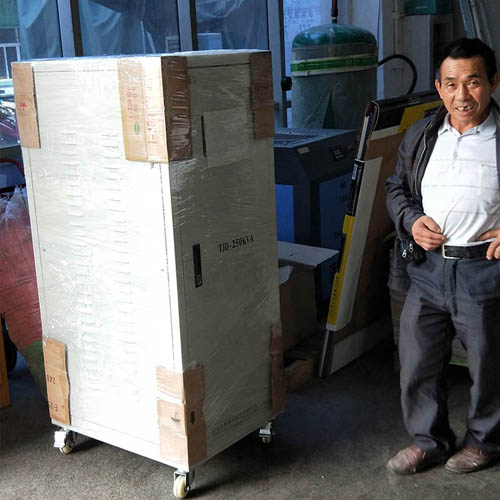 三相分调全自动补偿式稳压器